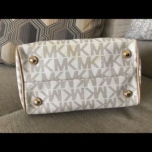 Michael Kors Bags - Michael Kors pocketbook barely used Michael Kors Bags - Michael Kors pocketbook barely used